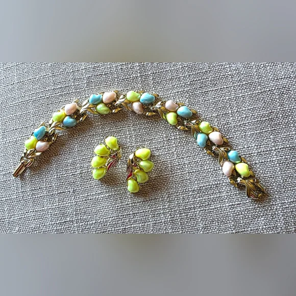 VINTAGE BSK PASTEL THERMOSET BRACELET AND CLIP EARRINGS - Picture 1 of 7